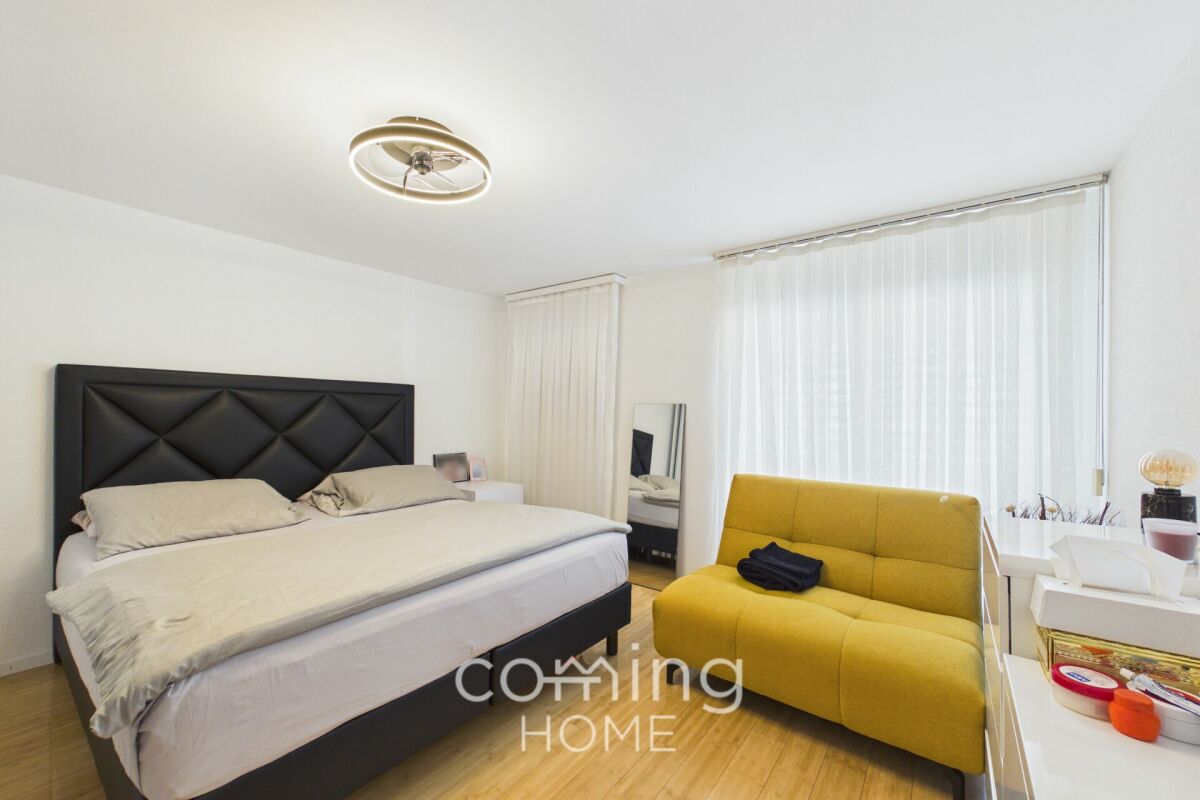 Modernes Schlafzimmer mit Tageslicht
