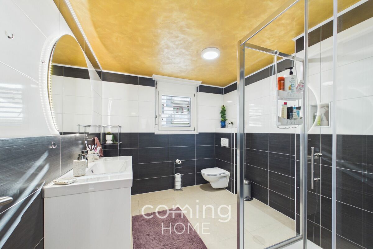 Modernes Badezimmer mit goldener Decke