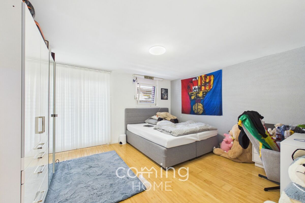 Schlafzimmer mit Bett und Kleiderschrank