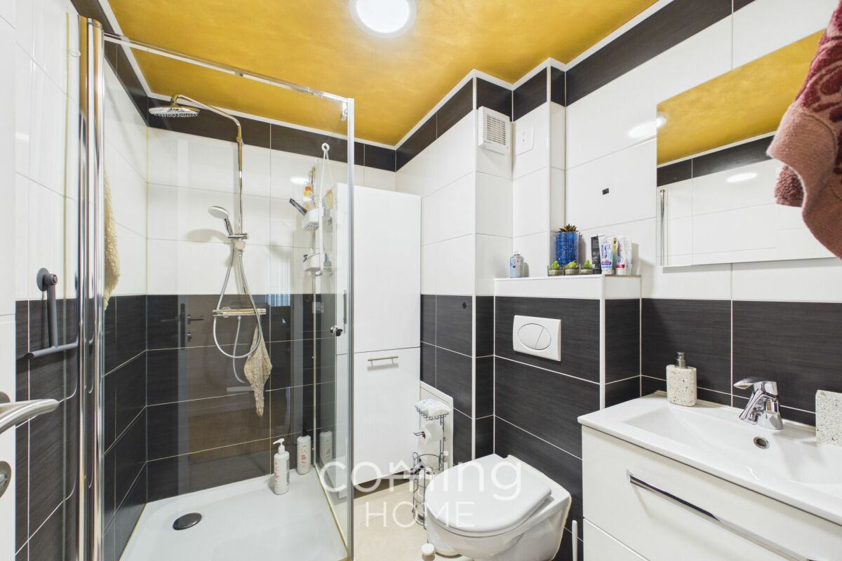 Modernes Badezimmer mit gelb lackierter Decke