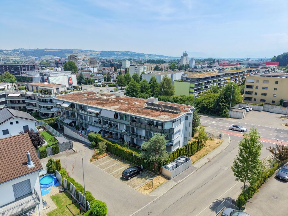 Städtische Wohnanlage mit Blick über die Stadt