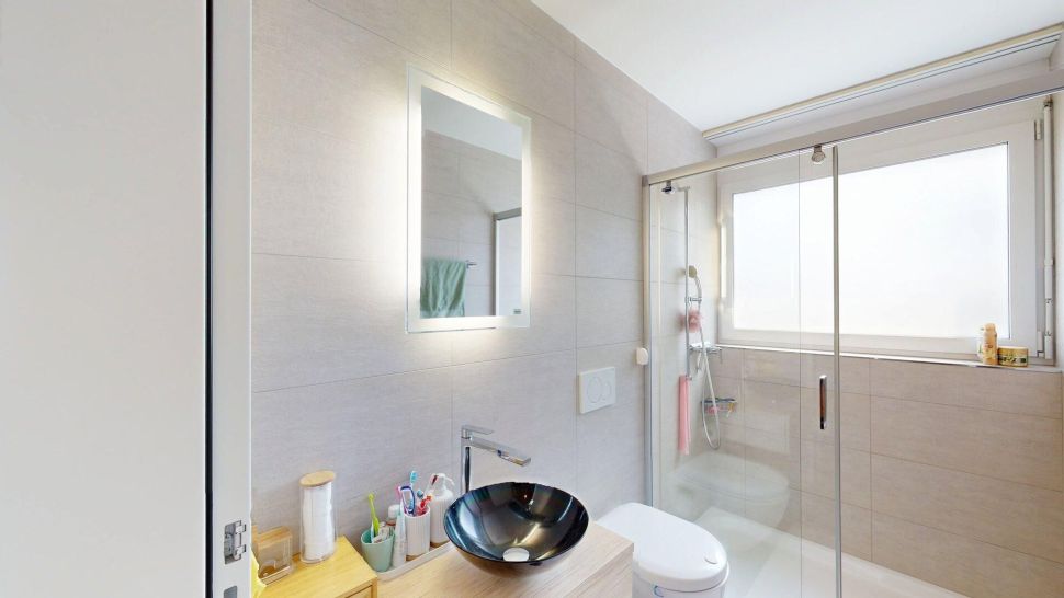 Modernes Badezimmer mit Dusche