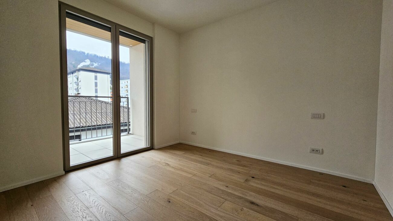 Leerer Wohnraum mit Balkon