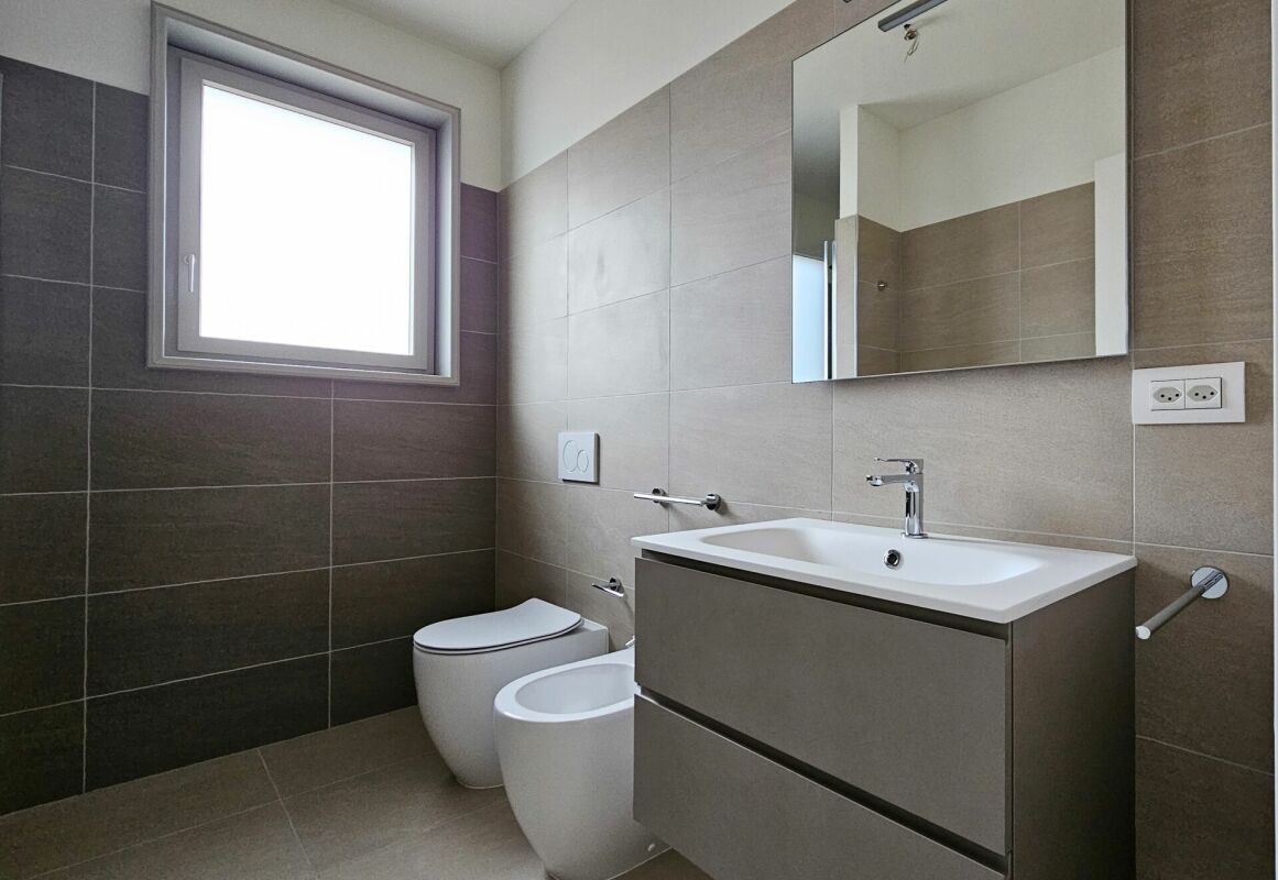 Modernes Bad mit WC und Waschtisch