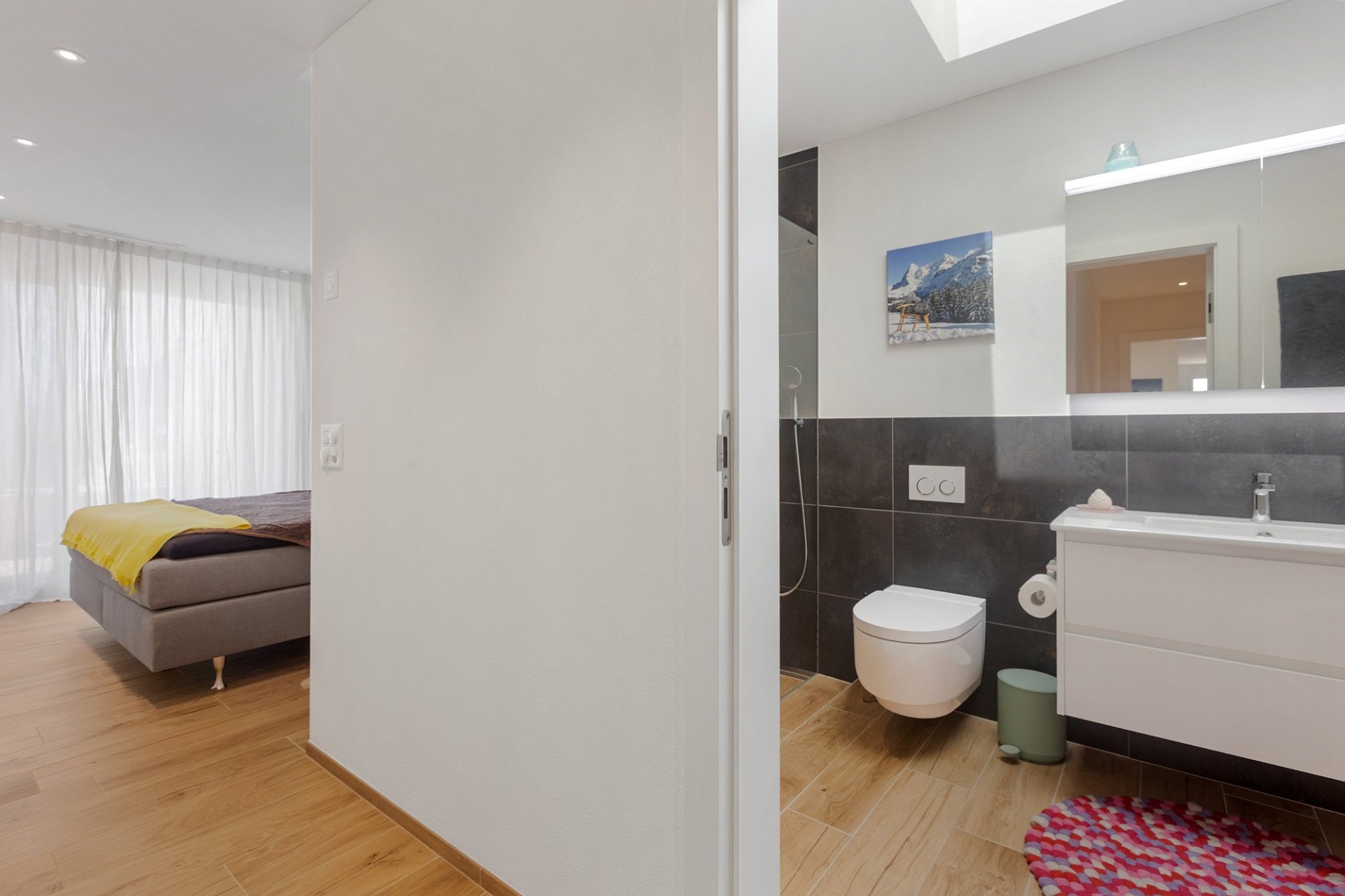 Badezimmer mit angrenzendem Schlafzimmer
