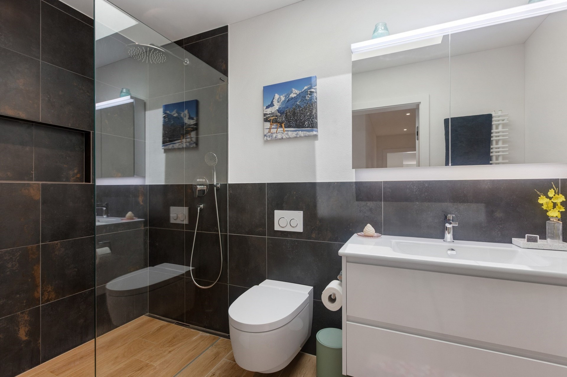 Modernes Badezimmer mit Dusche und WC