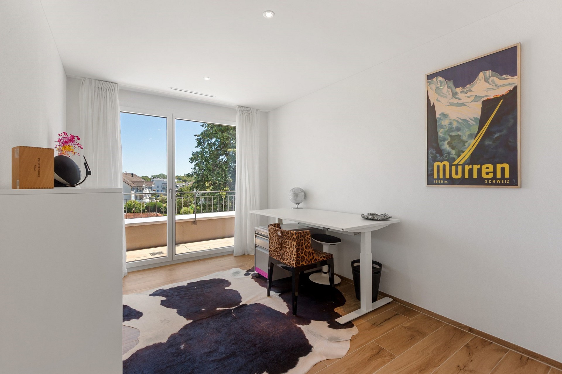 Heller Arbeits- und Lounge-Bereich mit Balkonblick