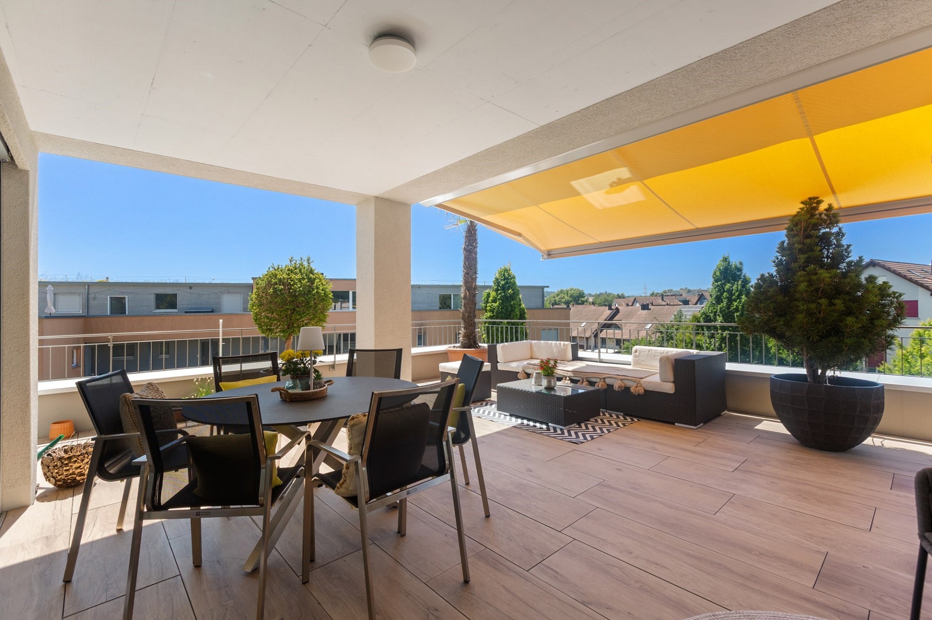 Große überdachte Terrasse mit Sitz- und Essbereich