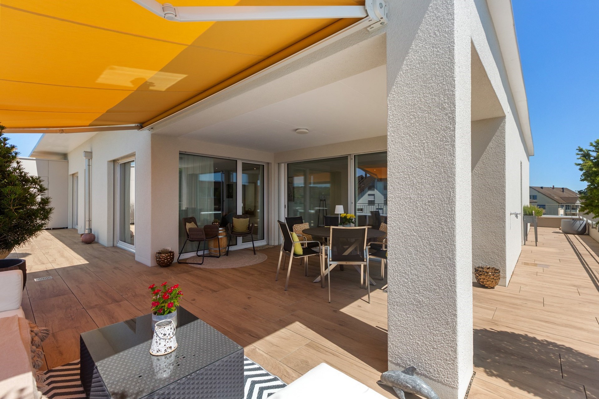 Große moderne Terrasse mit Markise