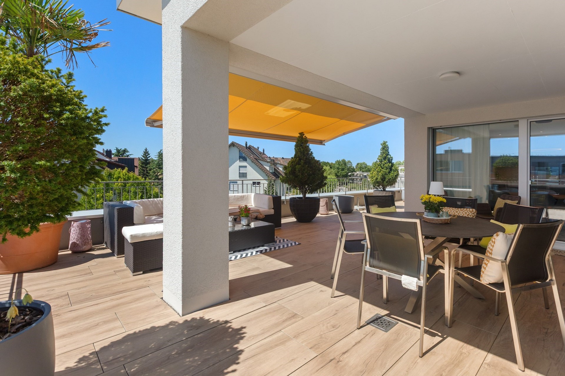 Überdachte Dachterrasse mit Sitz- und Essbereich
