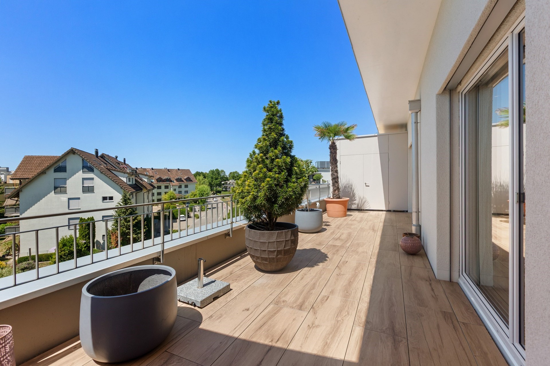 Dachterrasse mit Blick ins Wohngebiet