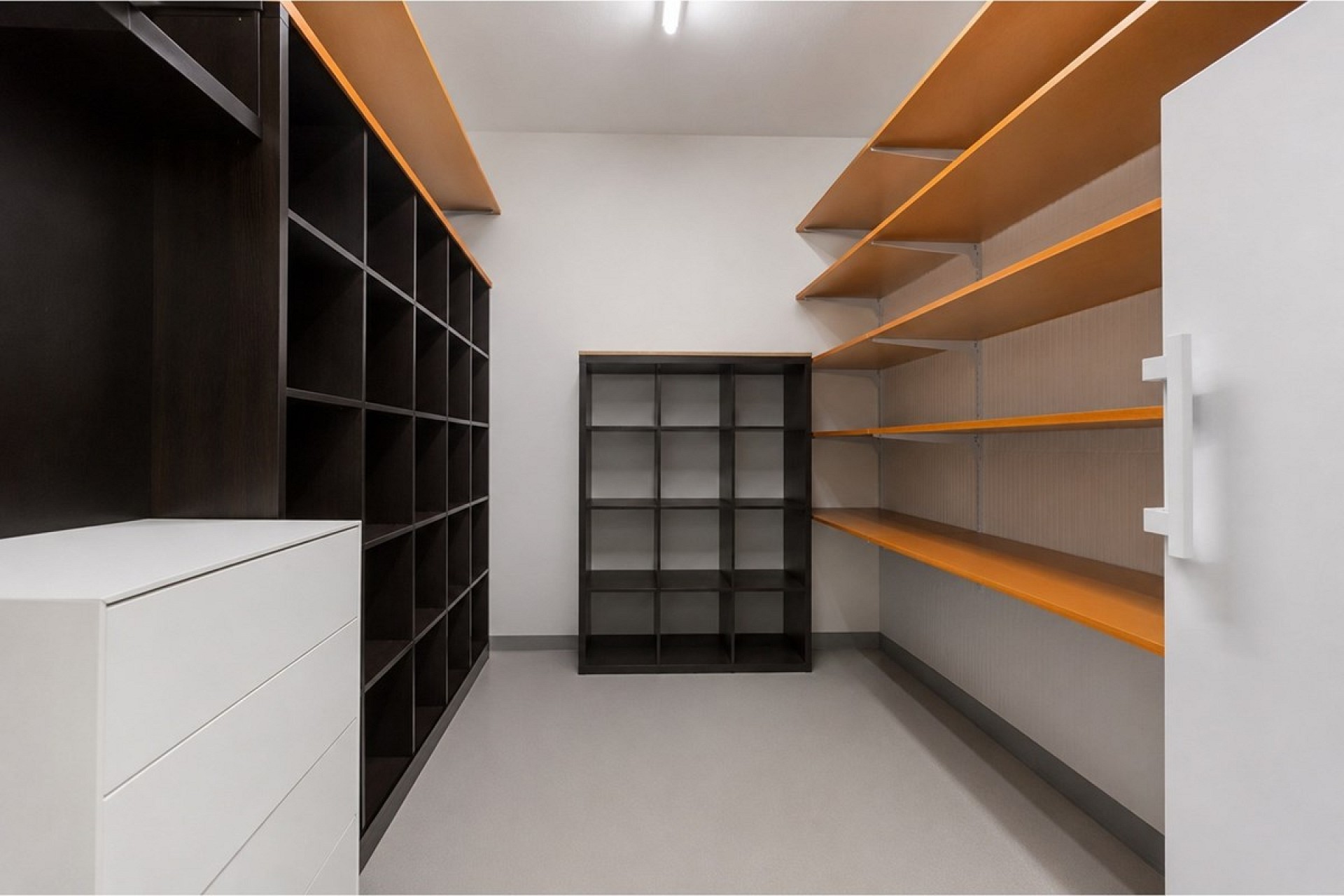 Ankleidezimmer mit Regalen