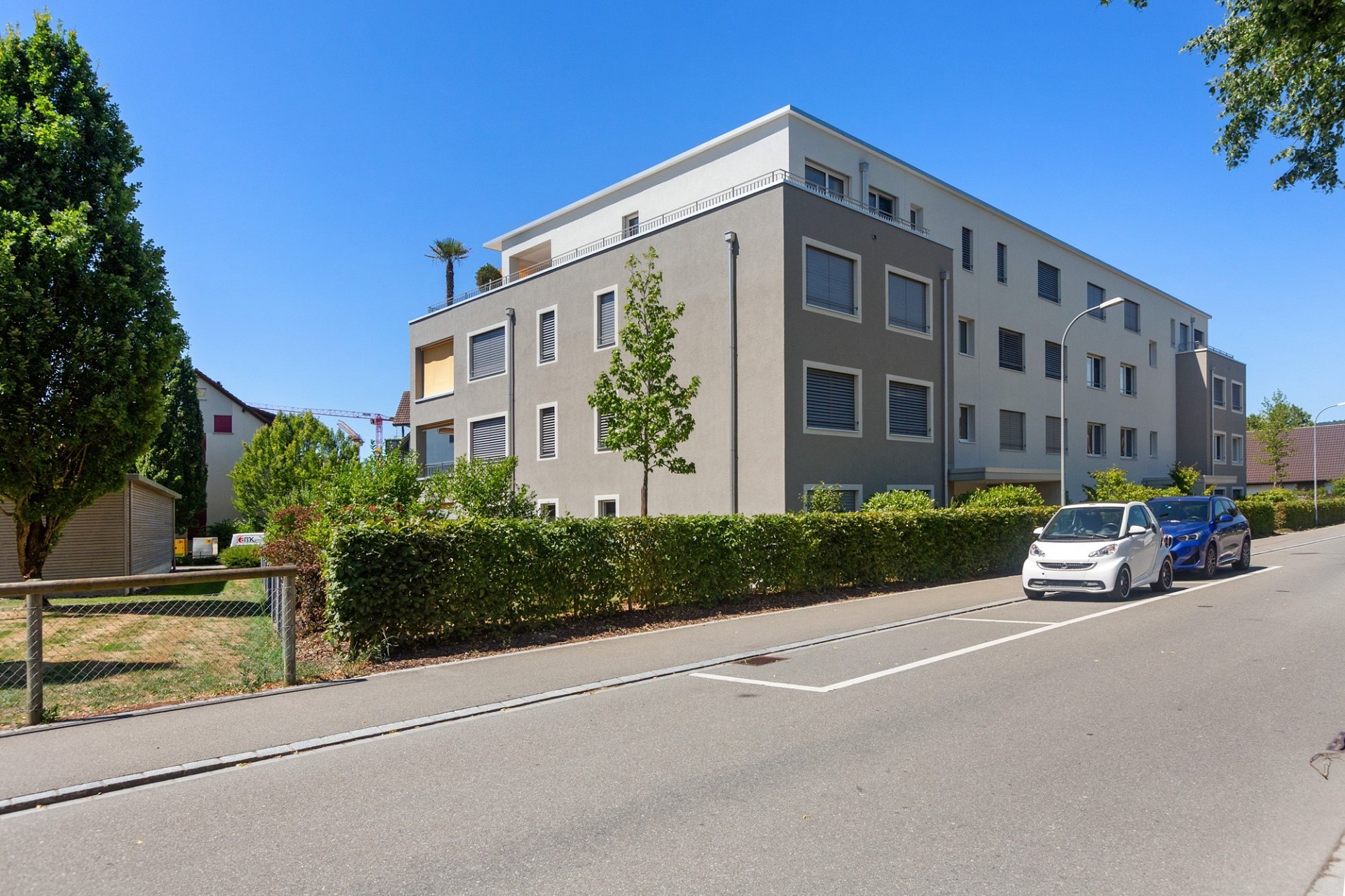 Modernes Mehrfamilienhaus an der Straße