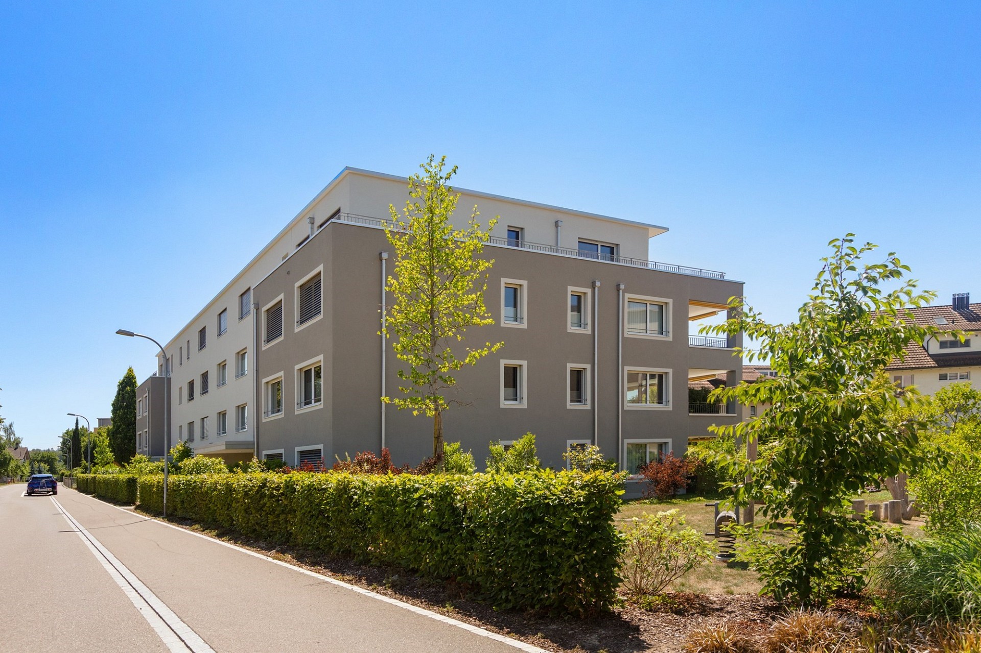 Modernes Mehrfamilienhaus von außen