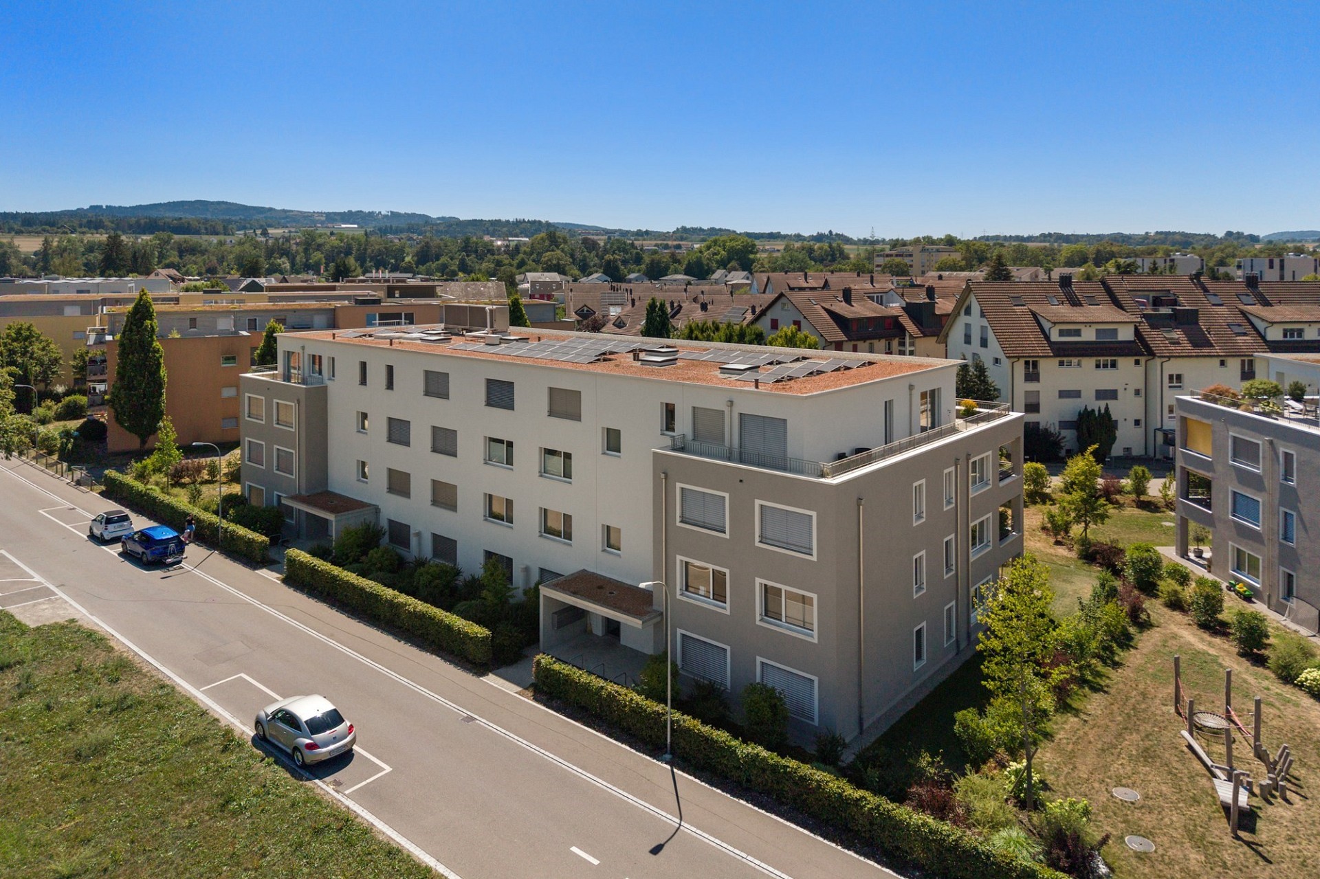 Wohnanlage mit Solardach aus der Luft