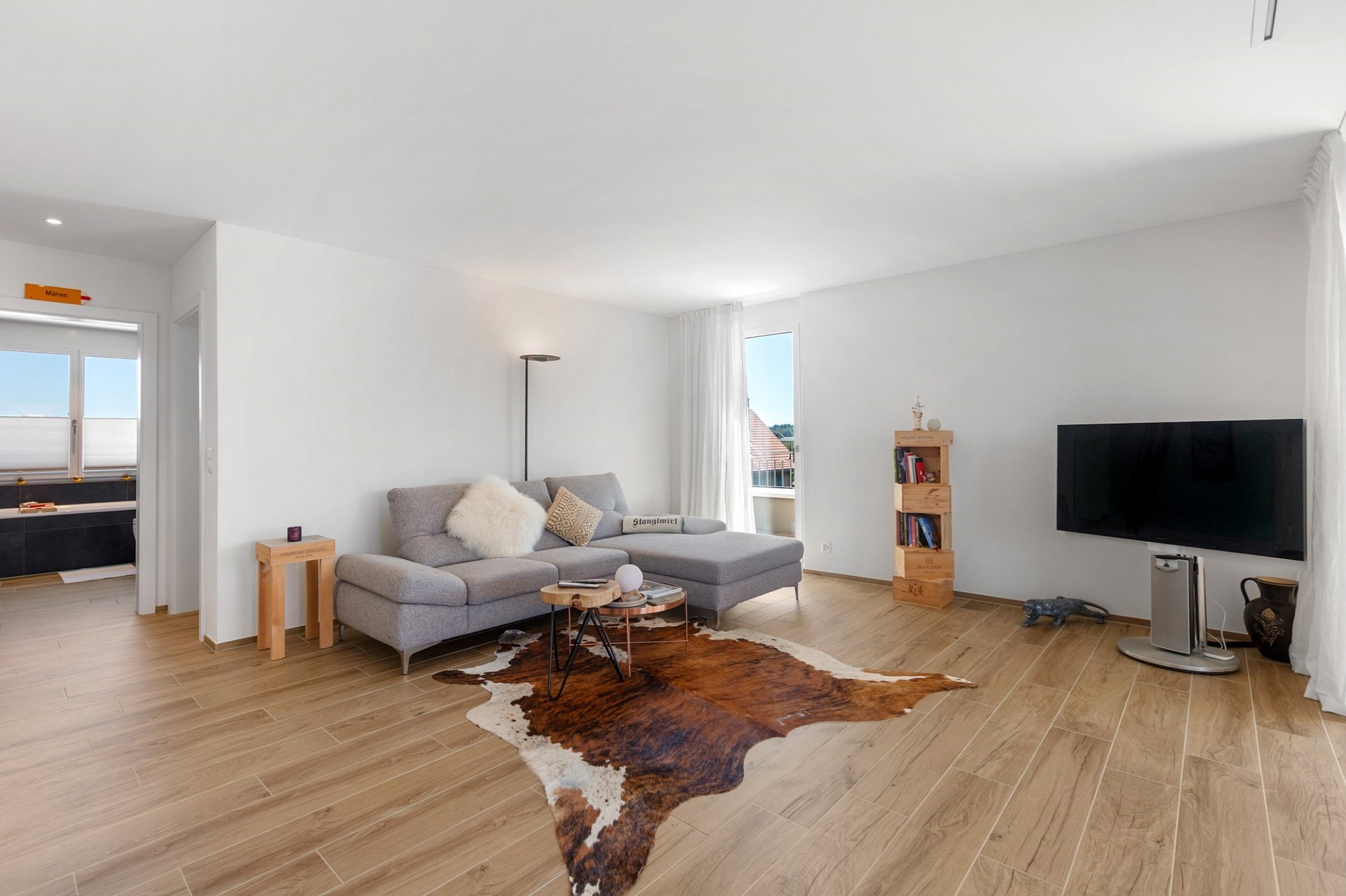 Helles, modernes Wohnzimmer mit offener Raumwirkung