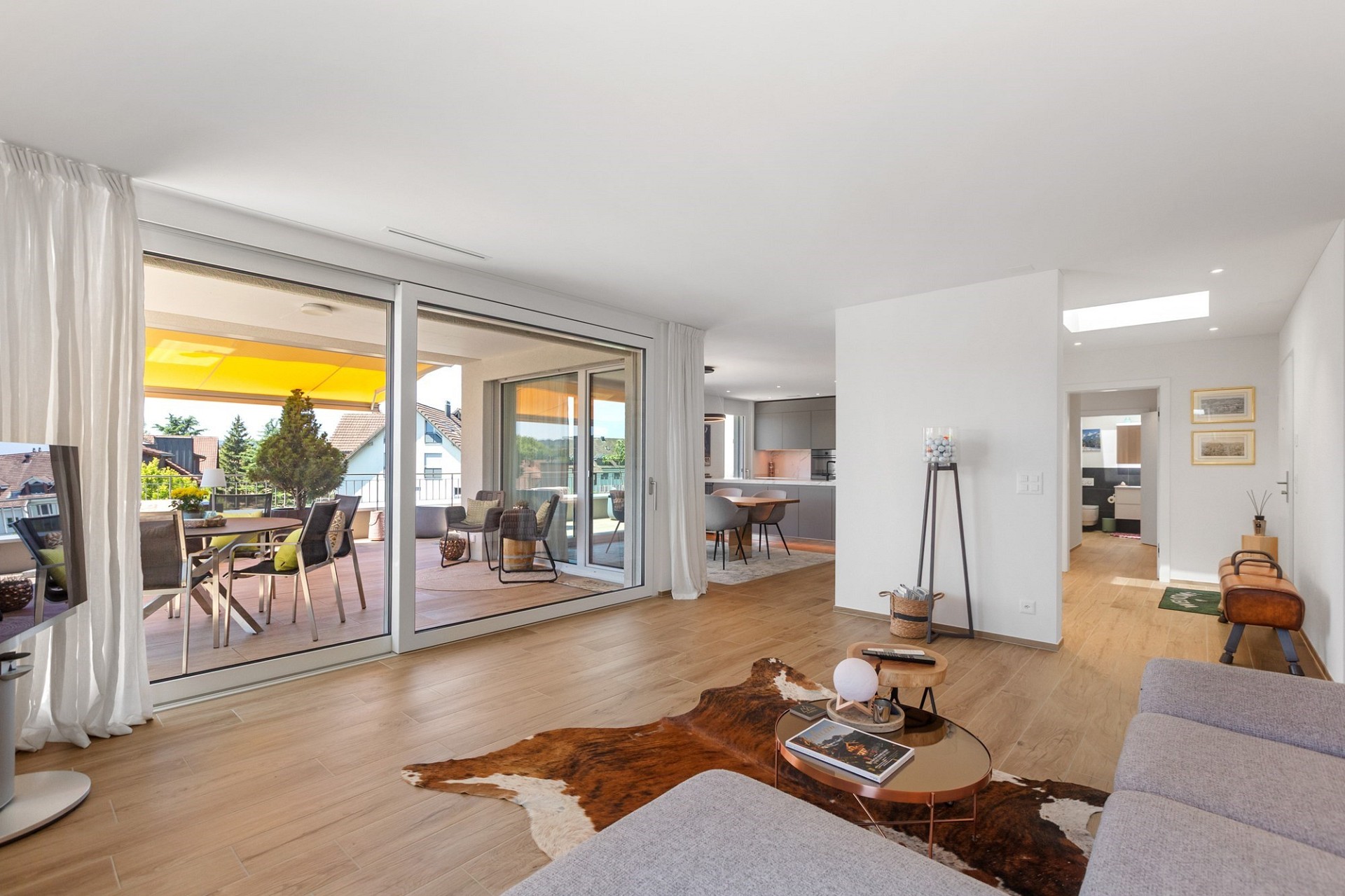 Offener Wohnbereich mit Terrasse und Küche