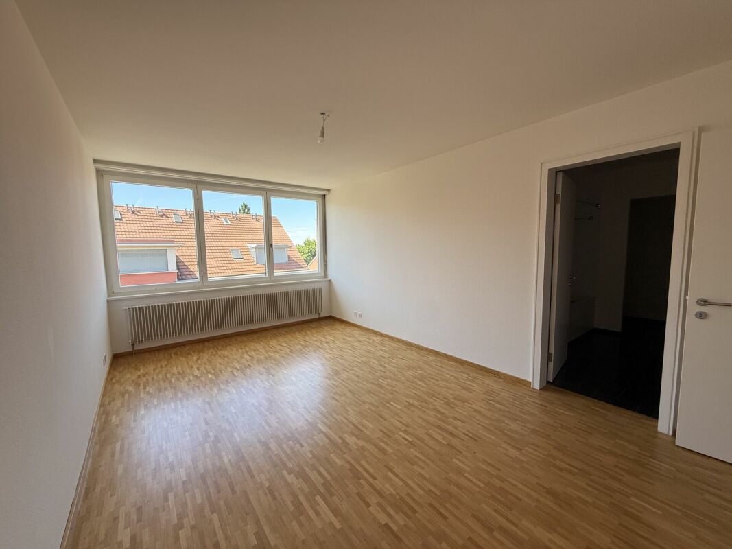 Leerer Wohnraum mit großem Fenster