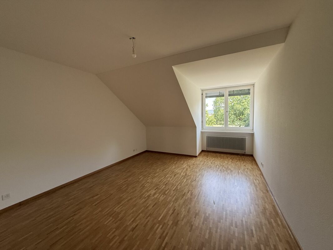 Leerer Dachraum mit Fenster