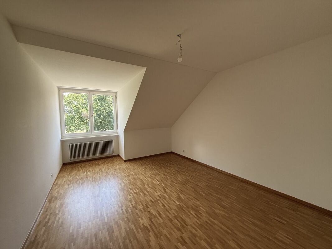 Leerer Dachraum mit Fenster