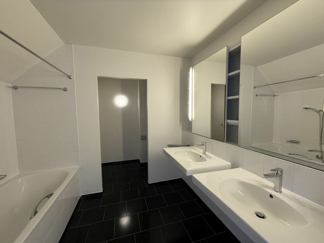 Modernes Badezimmer mit Doppelwaschbecken und Badewanne