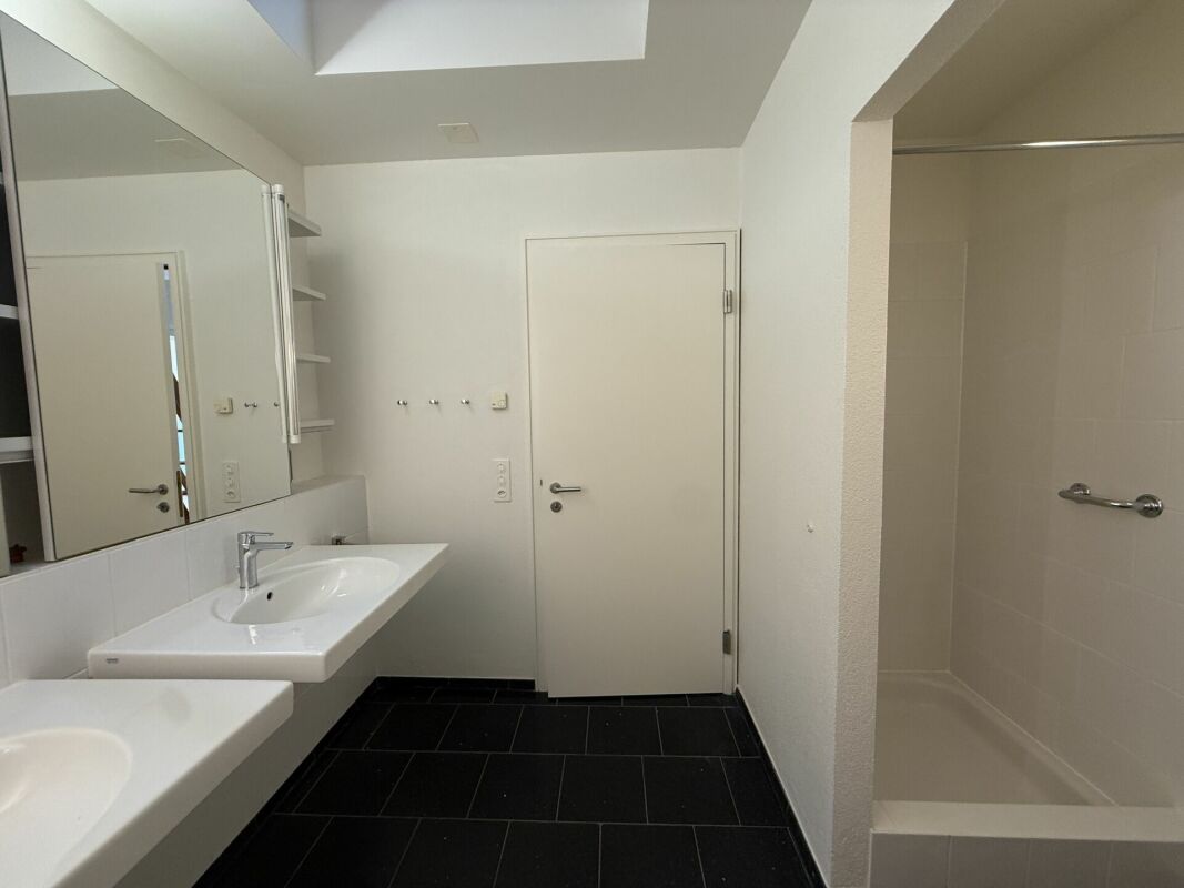 Modernes Badezimmer mit Doppelwaschtisch und Dusche