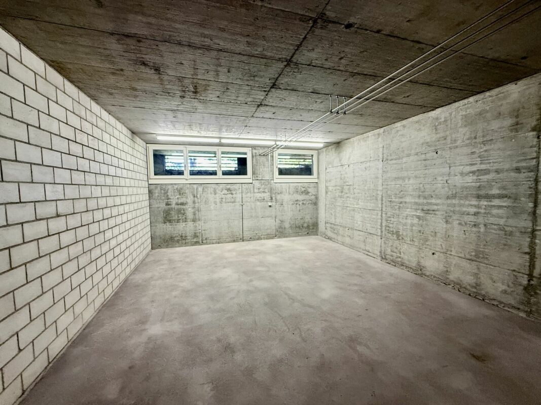 Rohkeller oder Technikraum mit Betonwänden