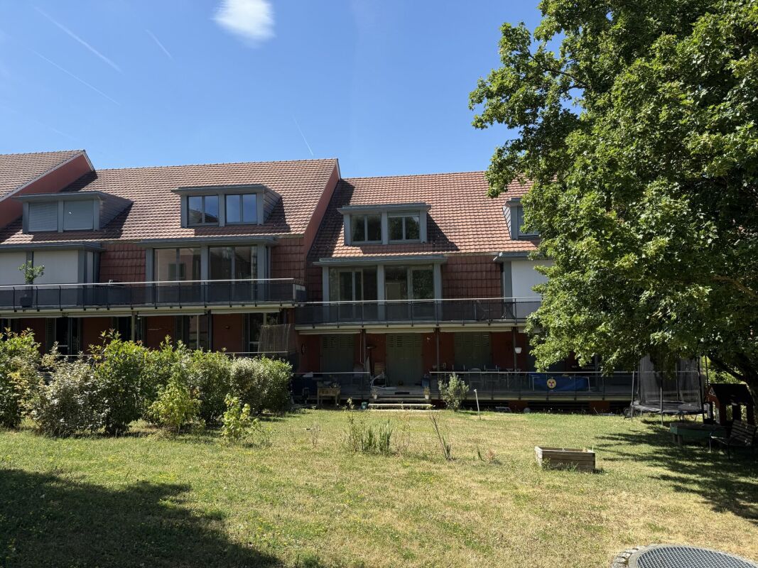 Mehrfamilienhaus mit Garten und Balkonen