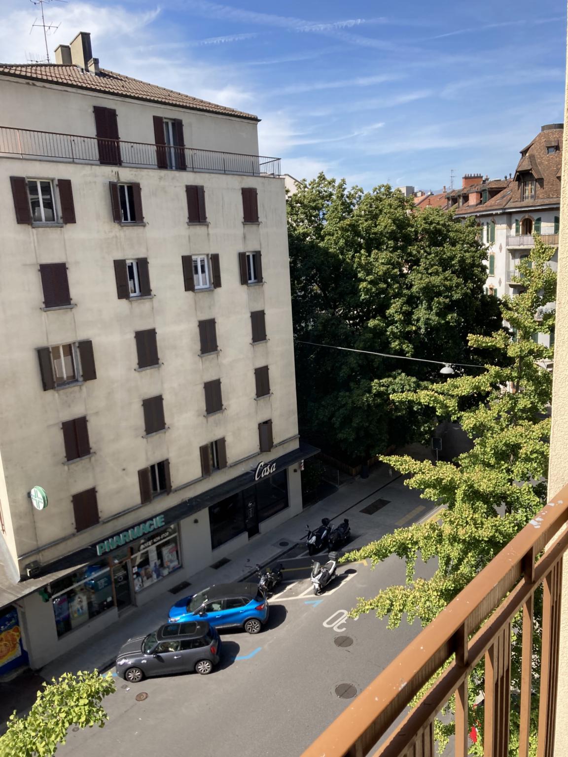 Balkonblick auf eine Stadtstraße