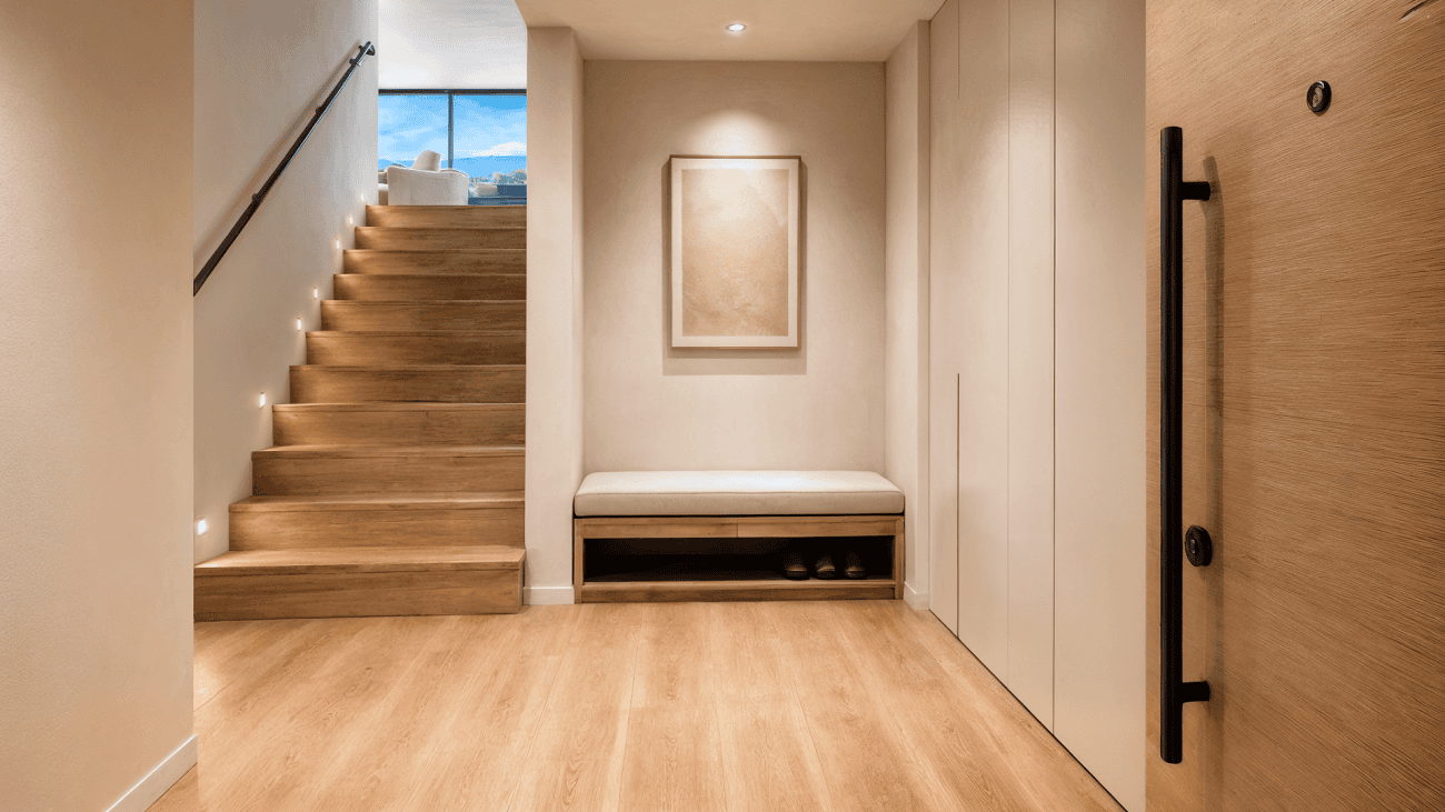 Moderner Eingangsbereich mit Treppe und Sitzbank