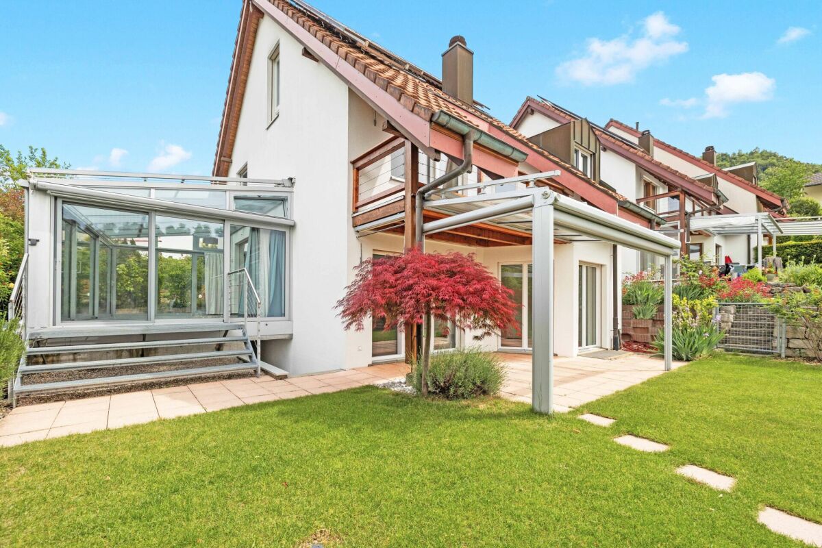 Grosszügiges 6.5-Zimmer Einfamilienhaus mit Pool & Wintergarten – Duggingen
