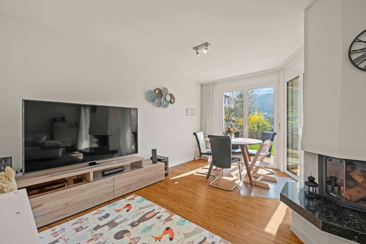 Heller Wohn-Essbereich mit Kamin und Gartenzugang