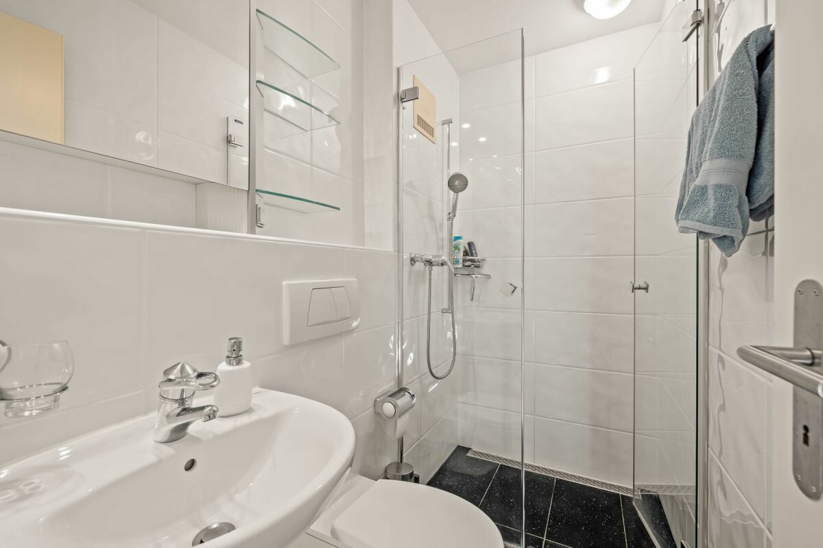 Kleines modernes Badezimmer mit Dusche