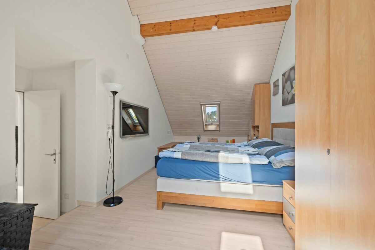 Dachgeschoss-Schlafzimmer mit Holzdecke