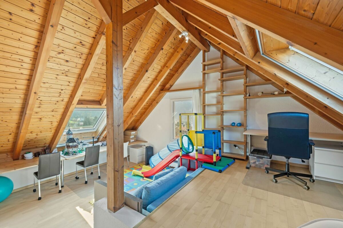 Dachgeschoss-Büro mit Spielbereich