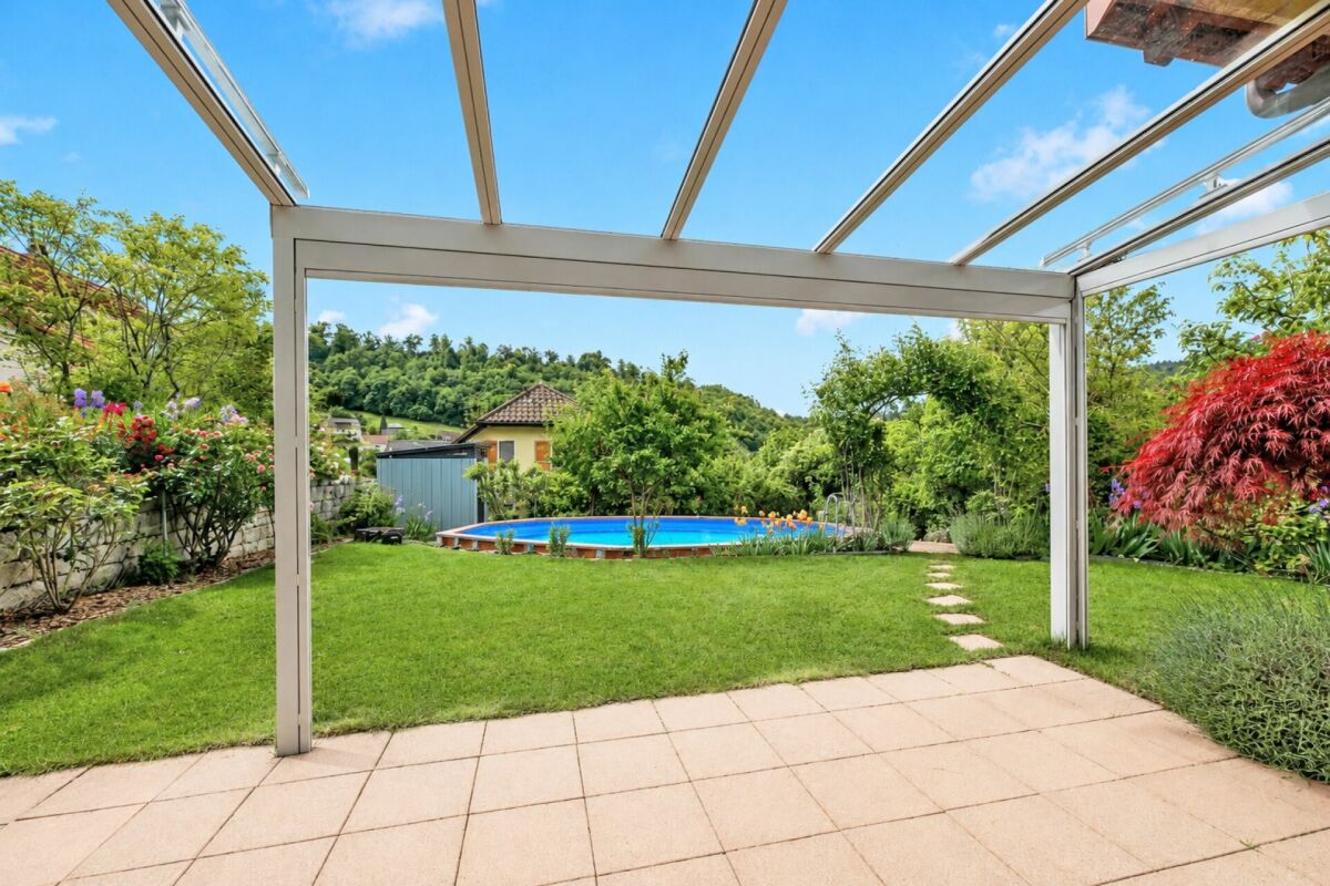 Garten mit Pool und Überdachung