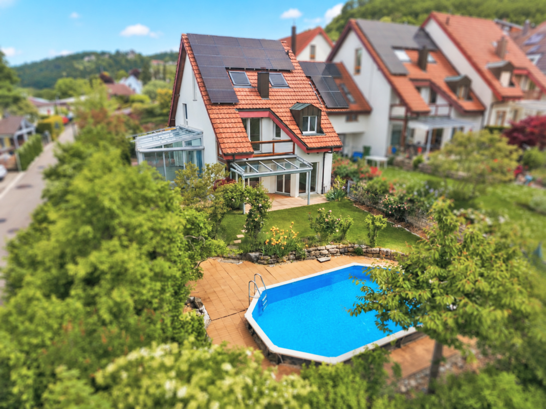 Haus mit Pool und Garten