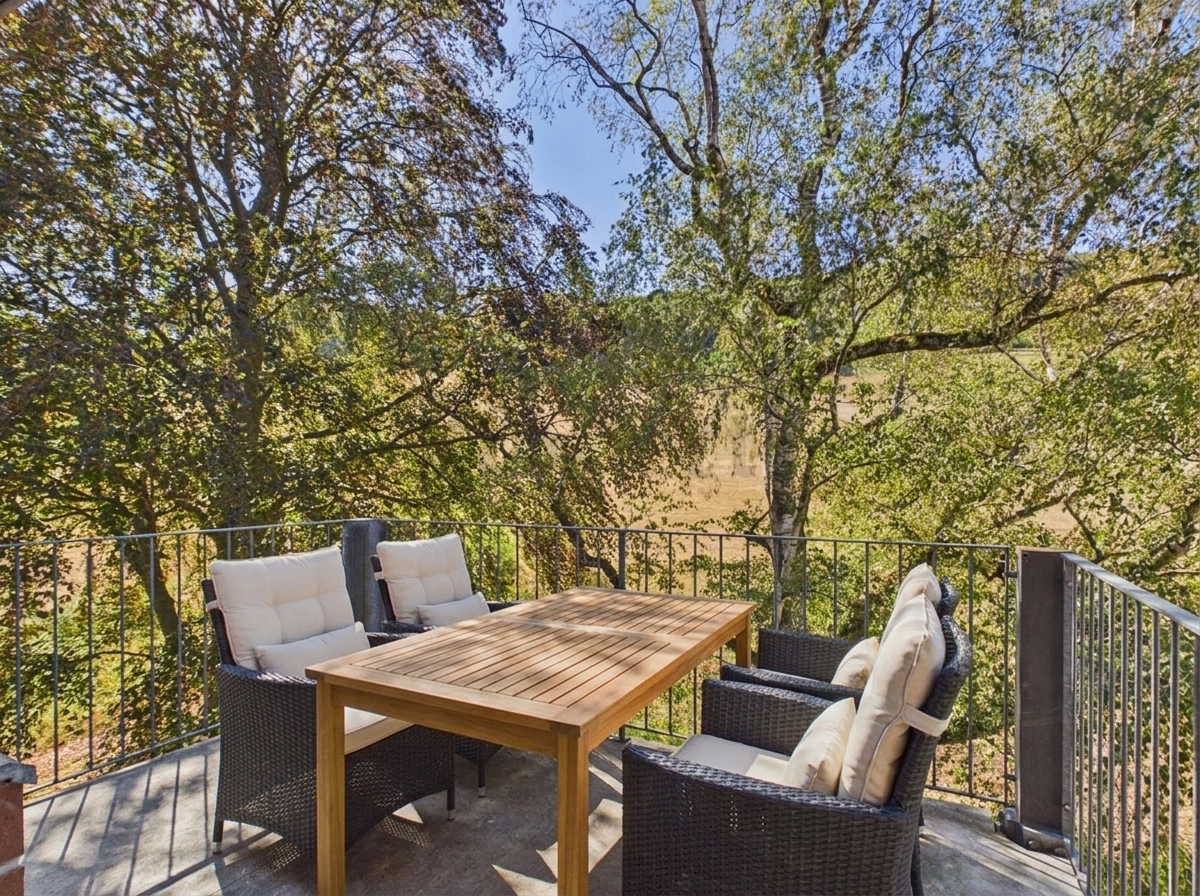 Terrasse mit Sitzgruppe und Blick ins Grüne
