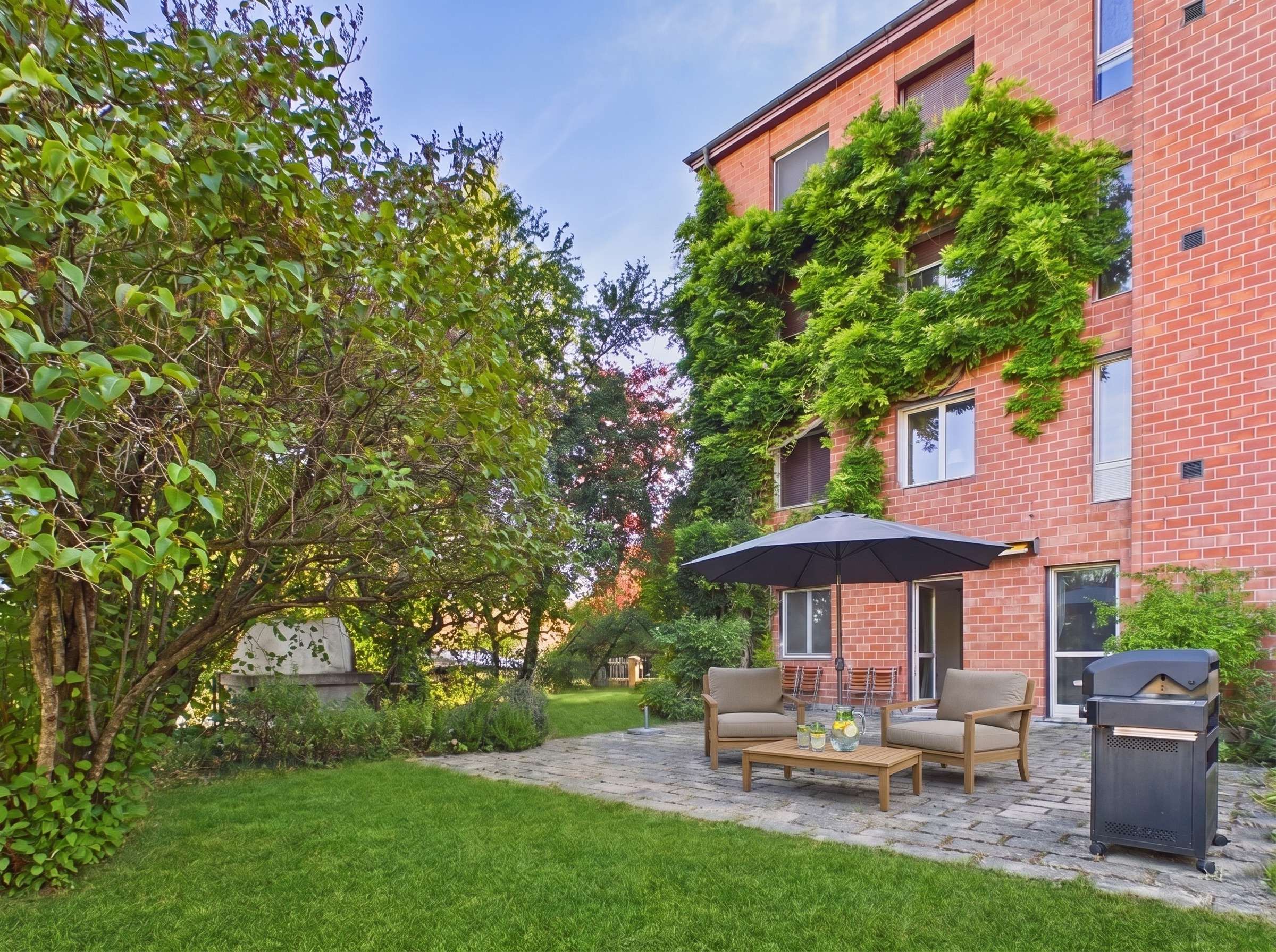 Garten mit Terrasse am Backsteingebäude