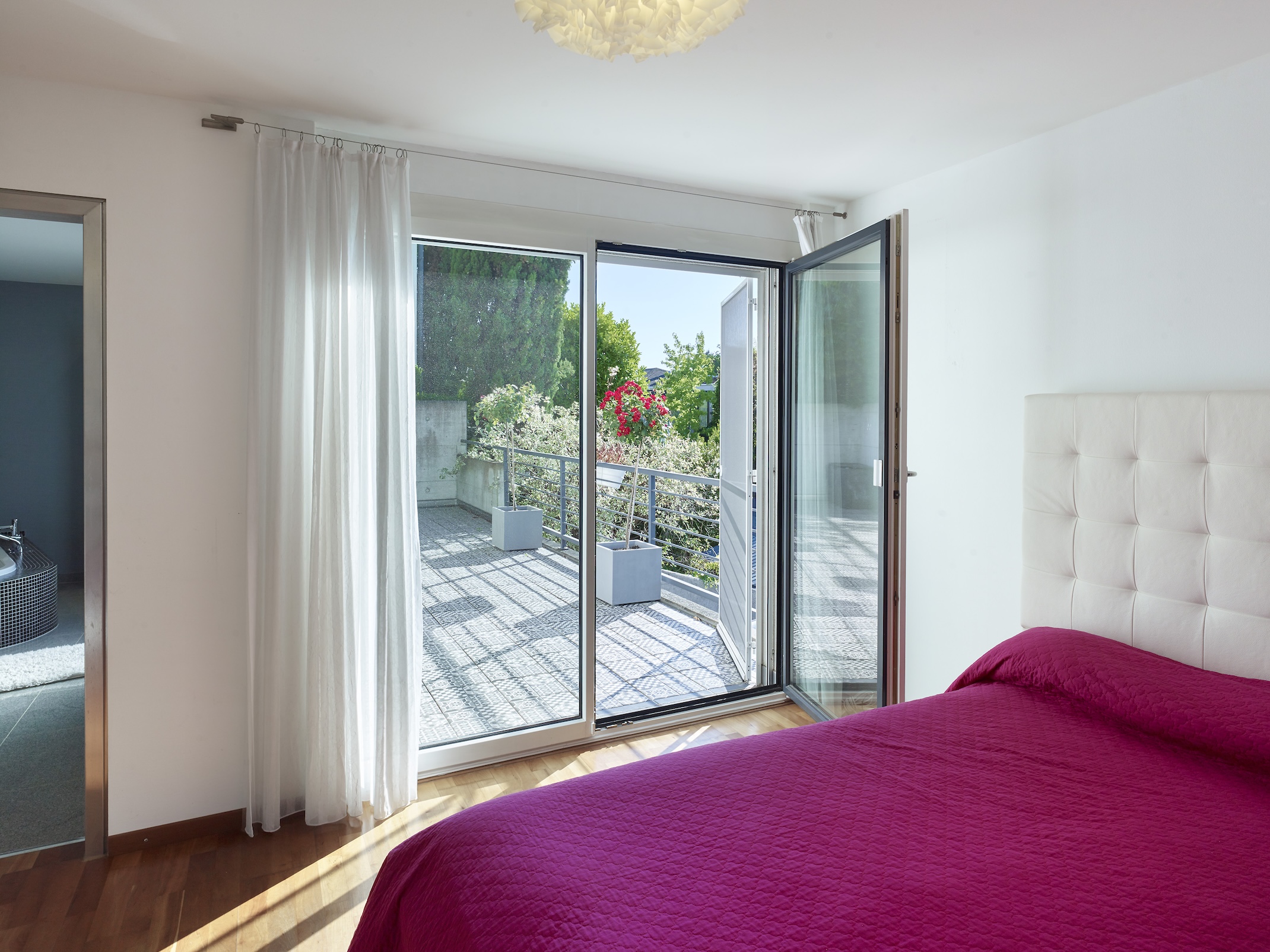 Helles Schlafzimmer mit Balkonzugang