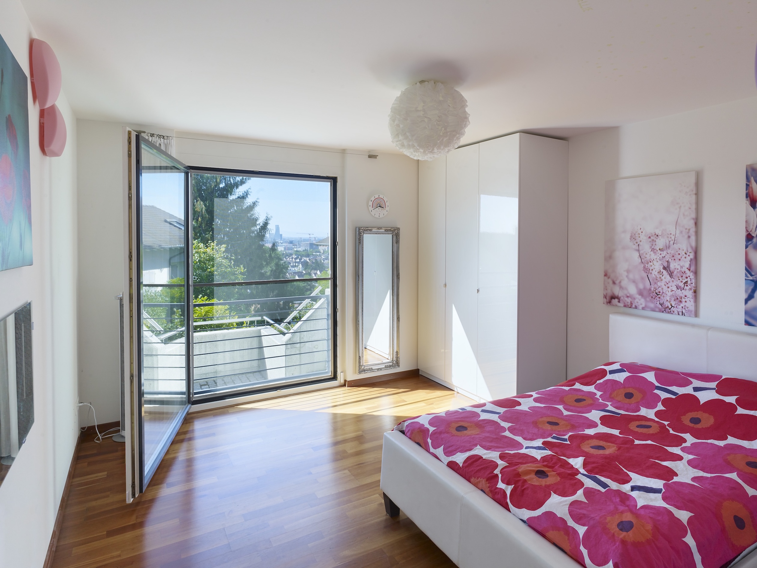Helles Schlafzimmer mit Balkonblick