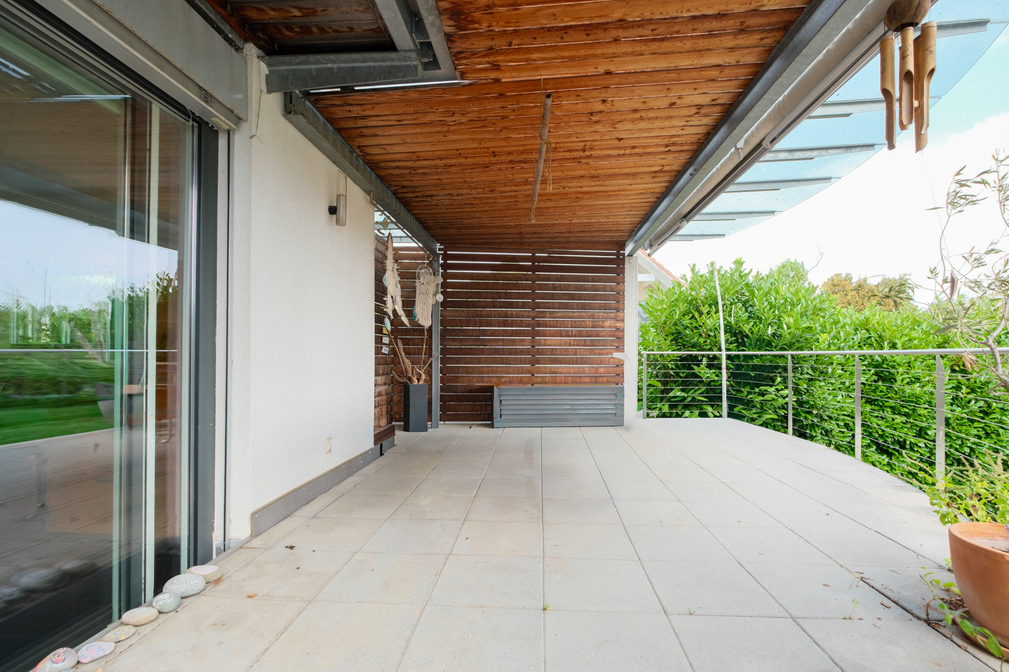 Überdachte Terrasse mit Holzdecke