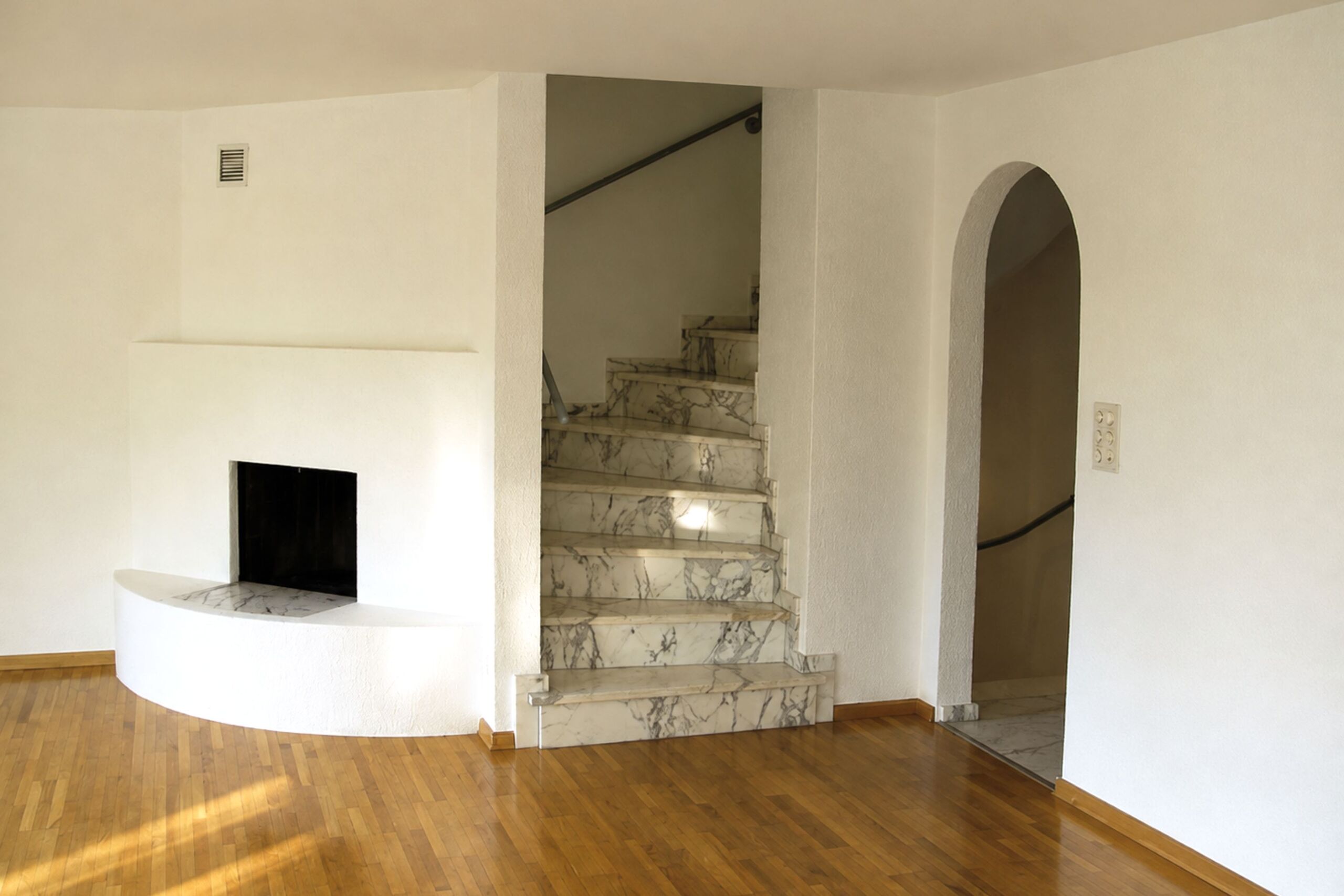 Wohnraum mit Treppe und Kamin