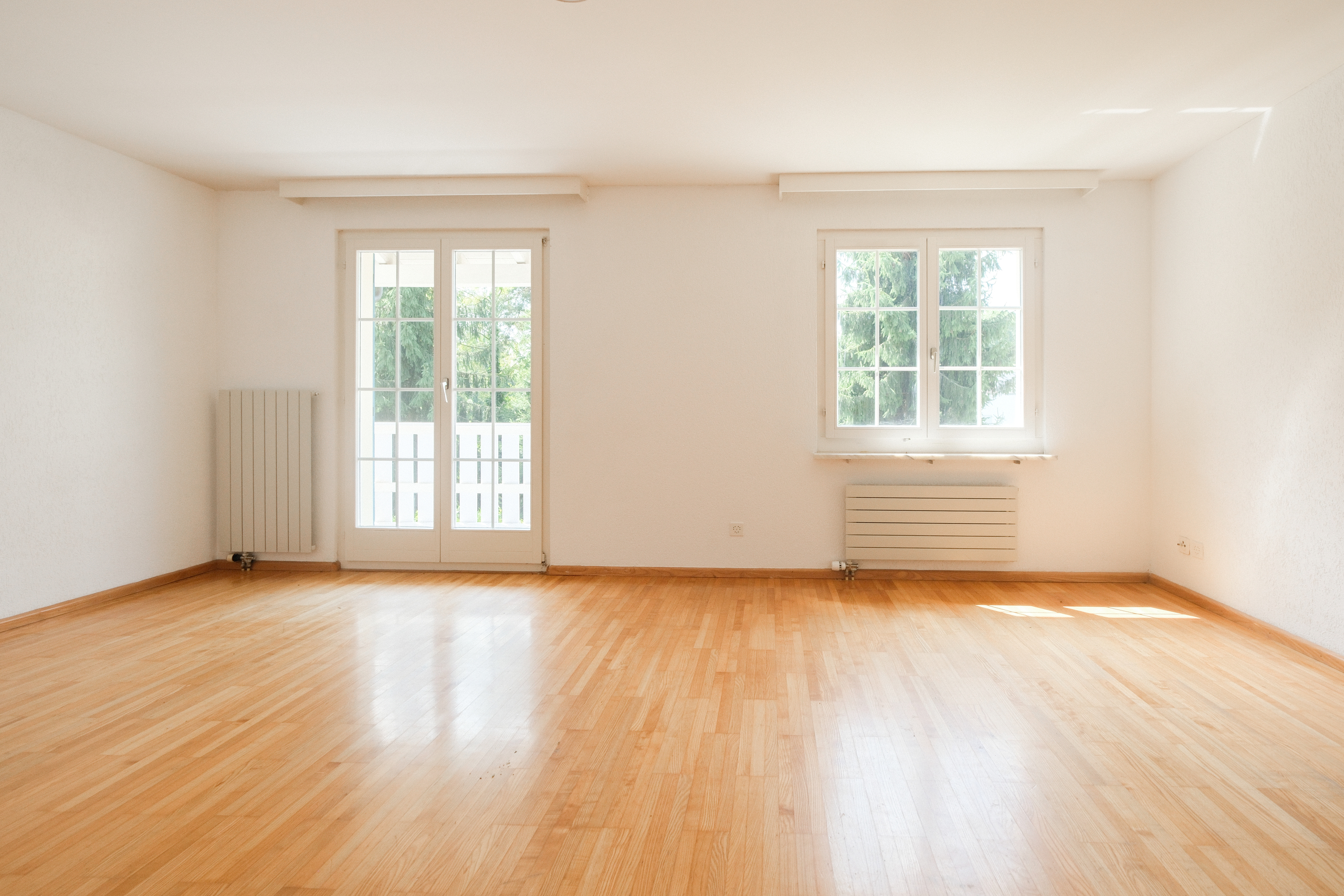 Heller leerer Wohnraum mit Holzboden