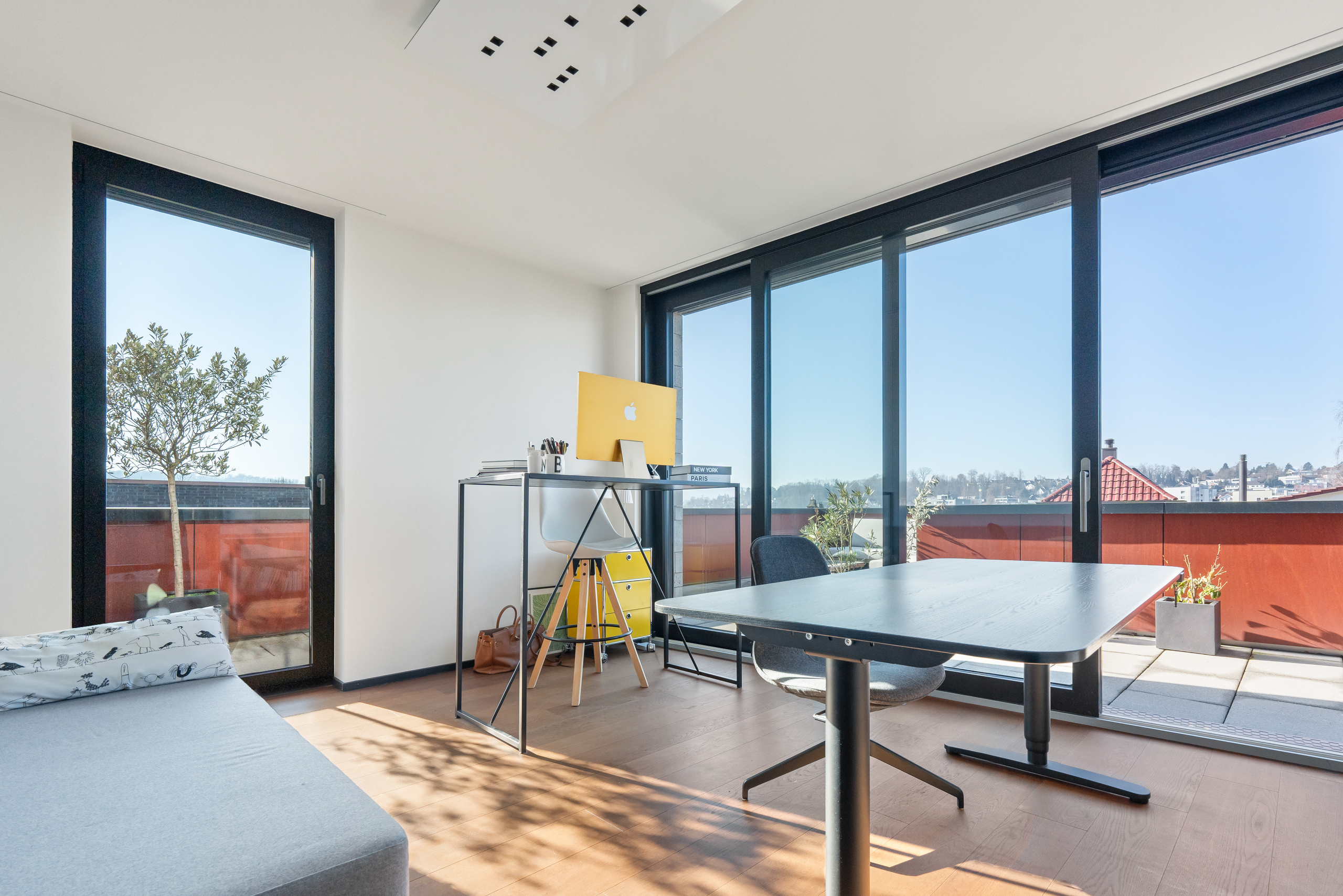 Helles Arbeitszimmer mit Dachterrasse