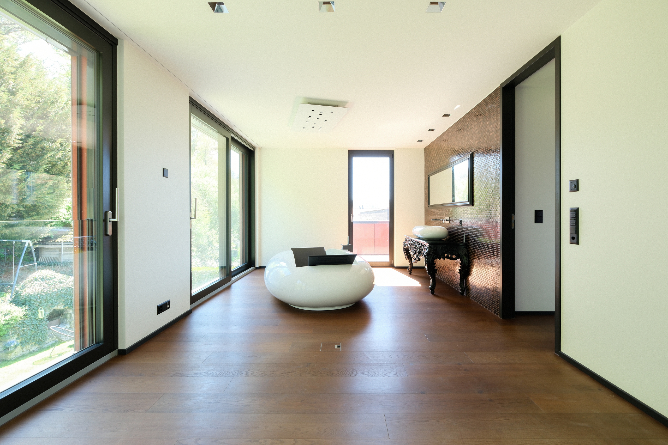 Modernes Badezimmer mit großformatigen Fenstern