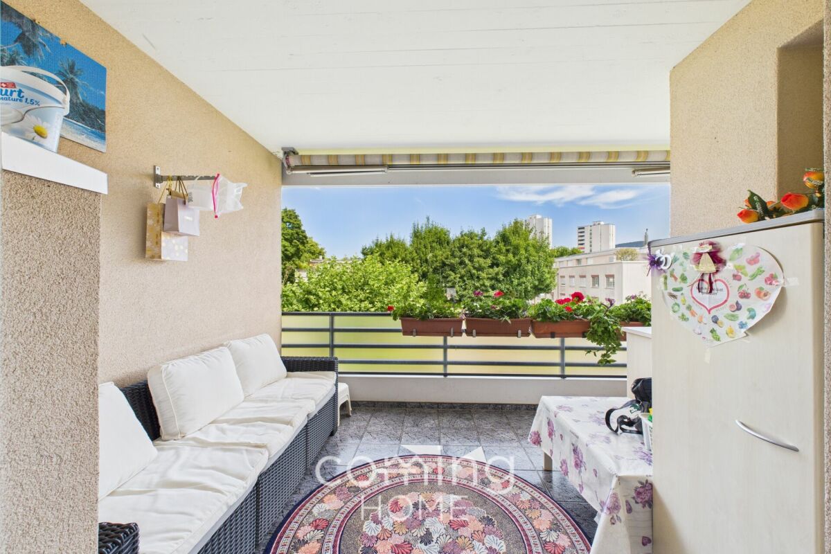 Überdachter Balkon mit Sitzbereich