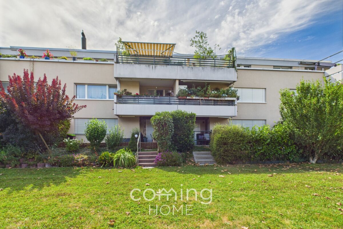 Mehrfamilienhaus mit Balkon und Garten