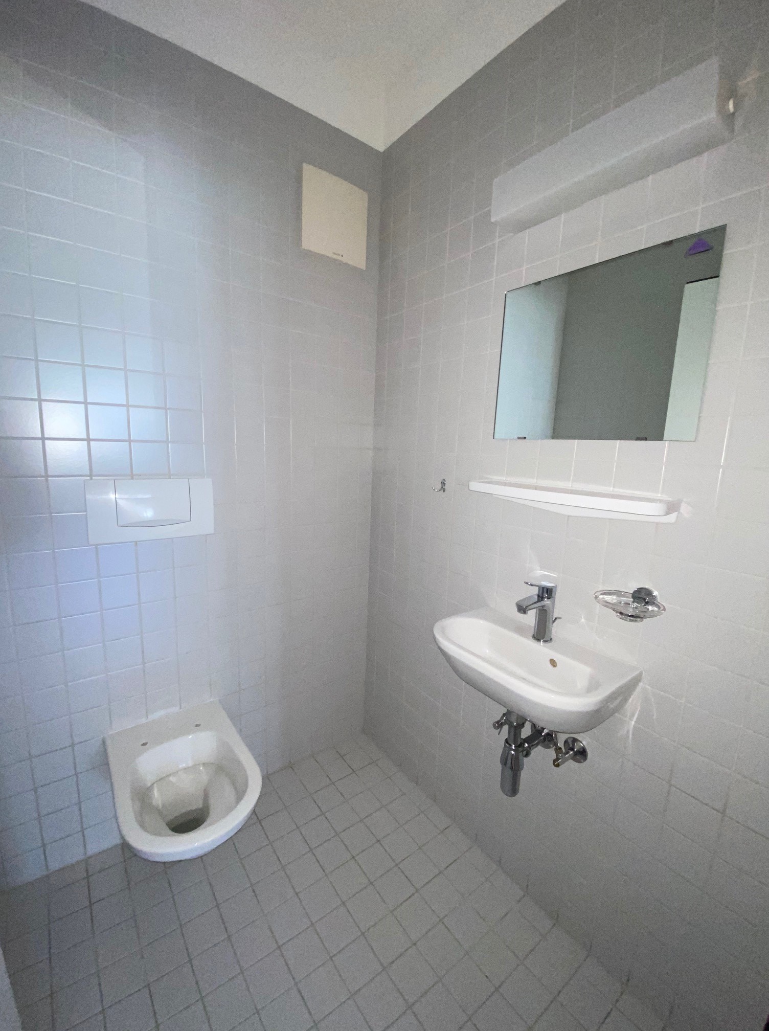 Kleines innenliegendes Gäste-WC mit wandhängendem WC und Waschtisch