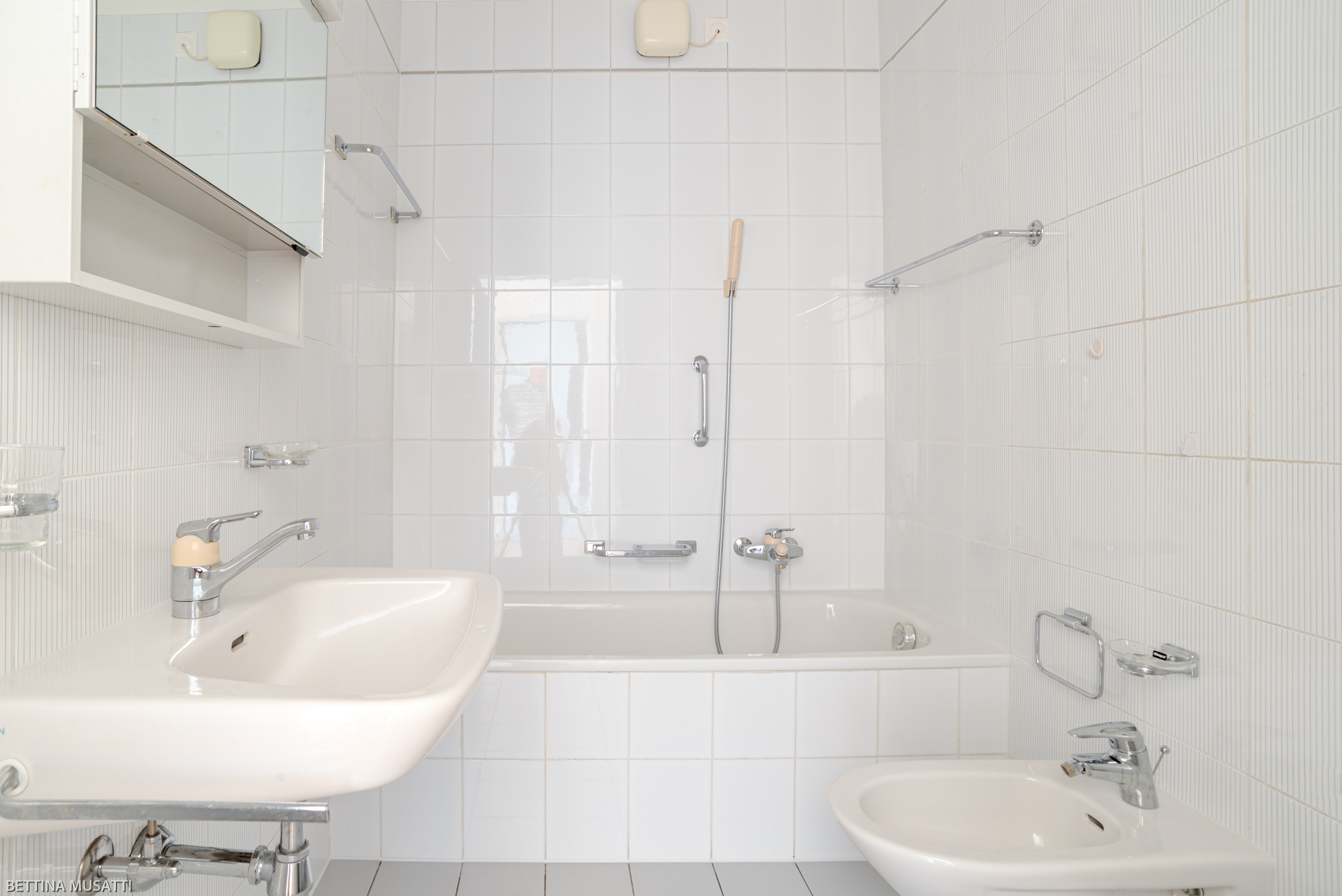 Badezimmer mit Wanne und Doppelwaschbecken